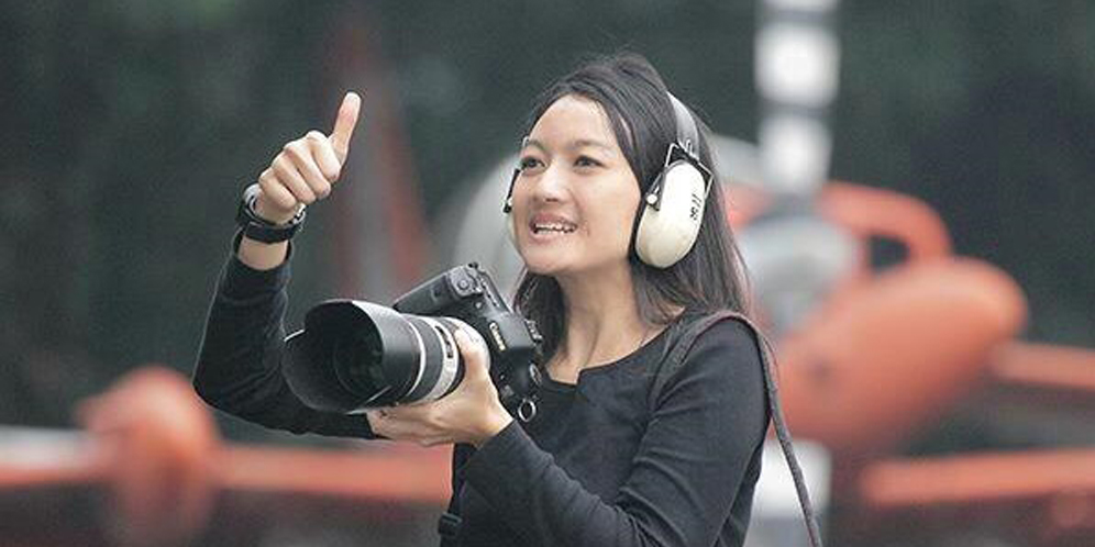 Ini Dia Fotografer Cantik di Balik Foto Epik Pesawat TNI AU thumbnail
